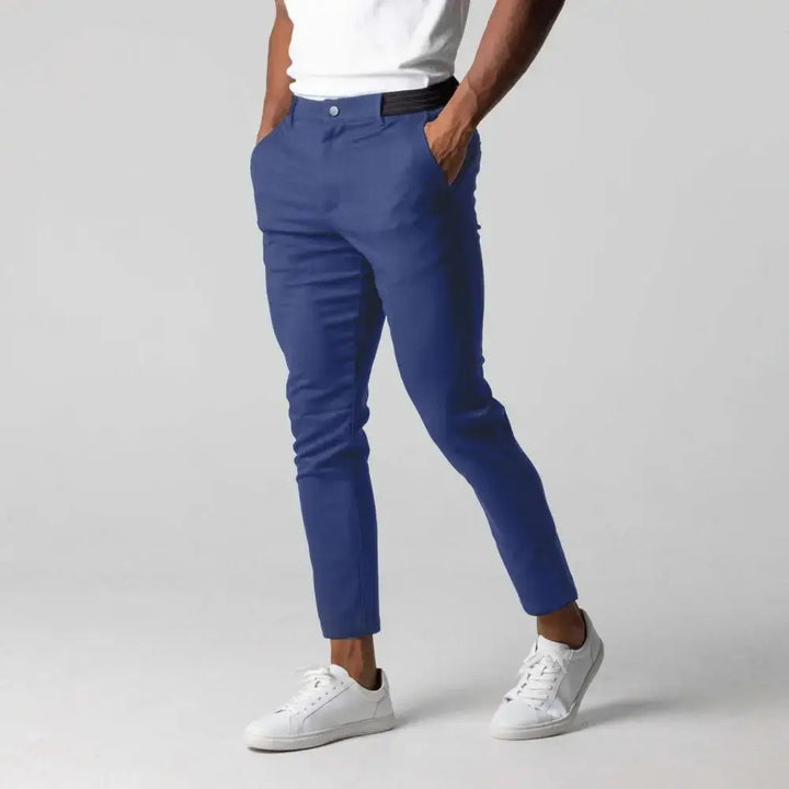 Elegante, dehnbare Herrenhose im Slim Fit. Bequeme schwarze Businesshose, die Stil und Komfort perfekt verbindet.
