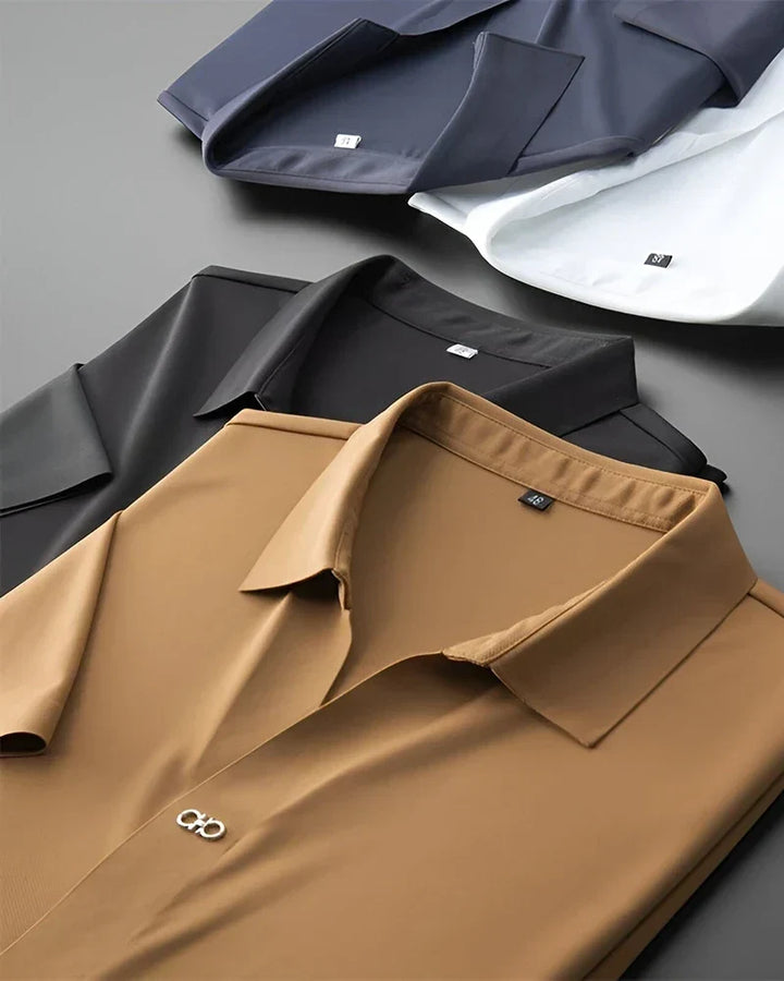 Stilvolles Herren Sommer Set mit elegantem Polohemd und passenden Shorts, perfekt für Freizeit & Urlaub.