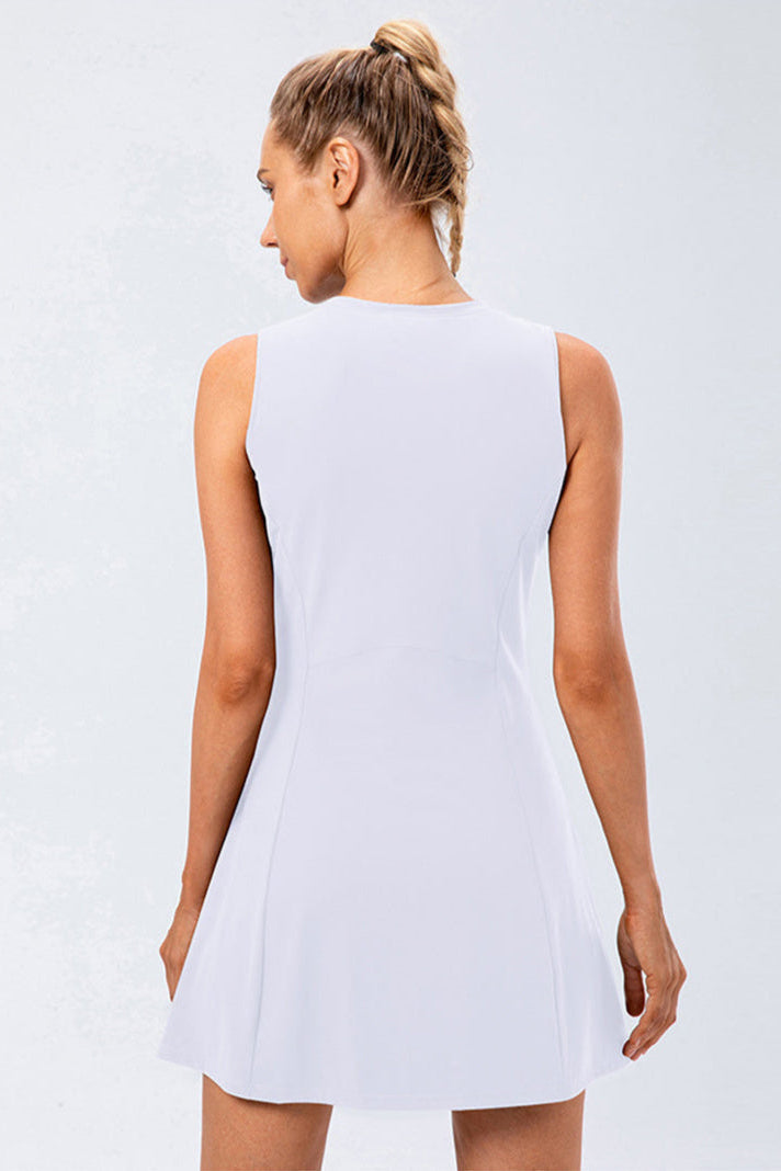 Schwarzes ärmelloses Midi Damenkleid mit integrierten Shorts & Taschen. Vielseitig für Sport & Freizeit.