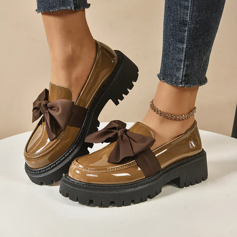 Braune elegante Damen Plateau Schuhe mit Schmetterlingsschleife für stilvolle Winteroutfits.