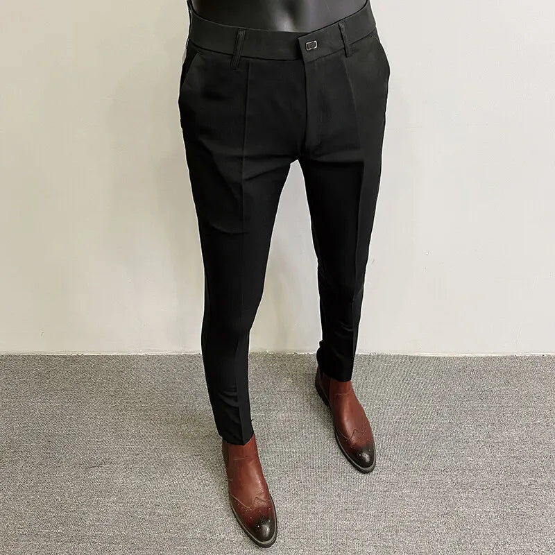 Marineblaue Herrenhose, als Anzughose oder elegante Stoffhose für verschiedene Anlässe geeignet.