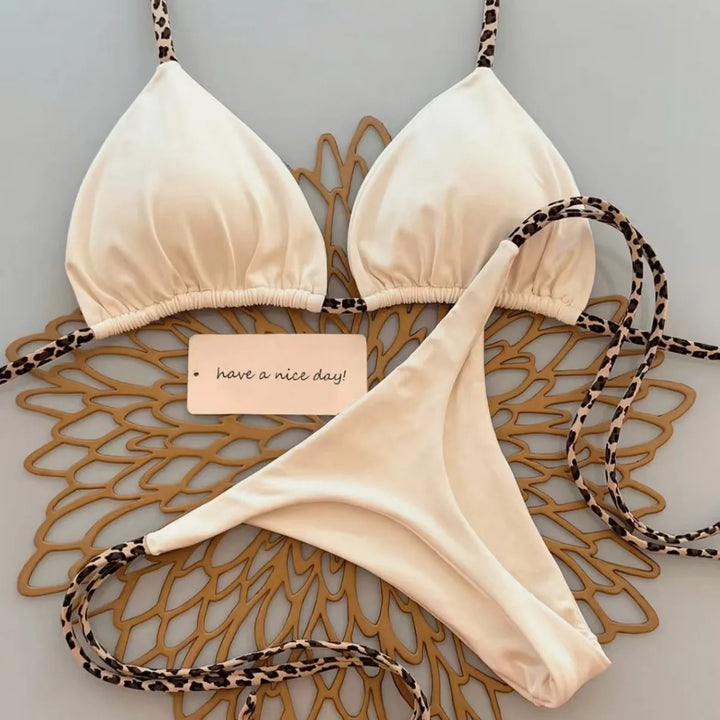 Figurbetontes Damen Bikini-Set mit Leopardenmuster Tanga. Perfekte Swimwear für Strand & Pool.