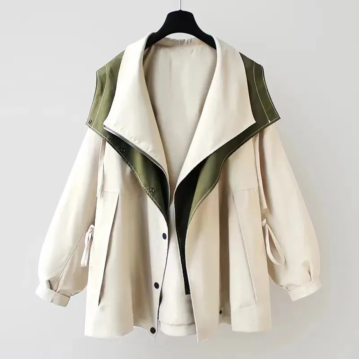 Grüne, wasserdichte Damen Übergangsjacke mit Kapuze, perfekt für nasses Herbstwetter.