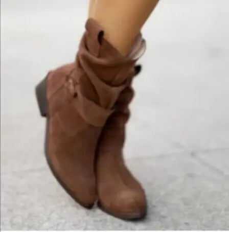 Stylische Damenstiefel mit spitzem Zeh und niedrigem Absatz. Elegante & bequeme Damenschuhe für Herbst und Winter.