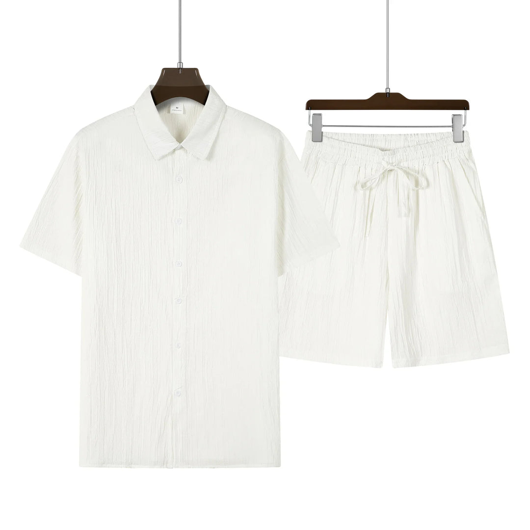 Close-up: Knöpfe und Kragen des Herren Kurzarmhemds. Hochwertiges Detail des Sommer Outfits.