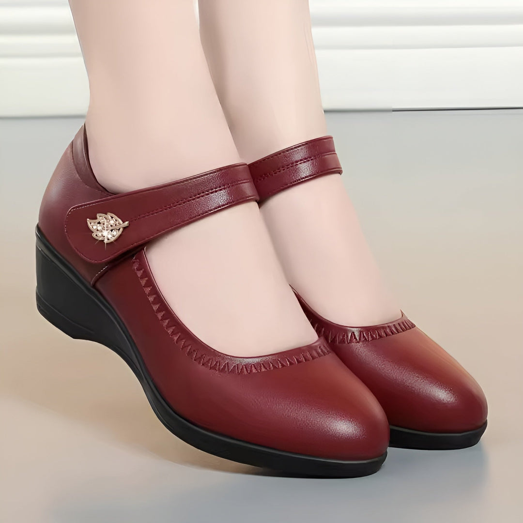 Vielseitige Damen Keilabsatzschuhe mit Riemen. Klassisch und modern, perfekt als bequeme Alltagsschuhe.