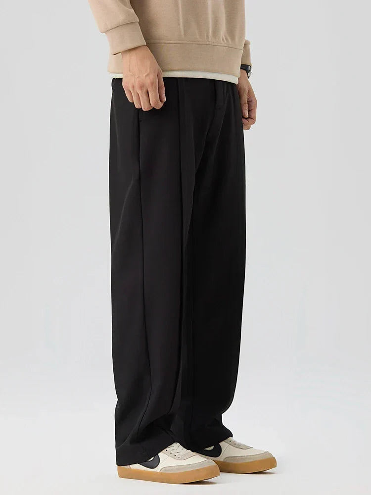 Zeitlose Herrenmode: Bundfaltenhose mit geradem Bein, Elastikbund. Perfekt als Business- oder Freizeithose.