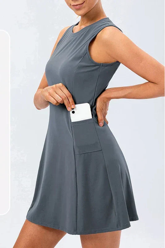 Graues Sportkleid für Damen, ärmellos, mit integrierten Shorts & Seitentaschen. Ideal für Tennis.