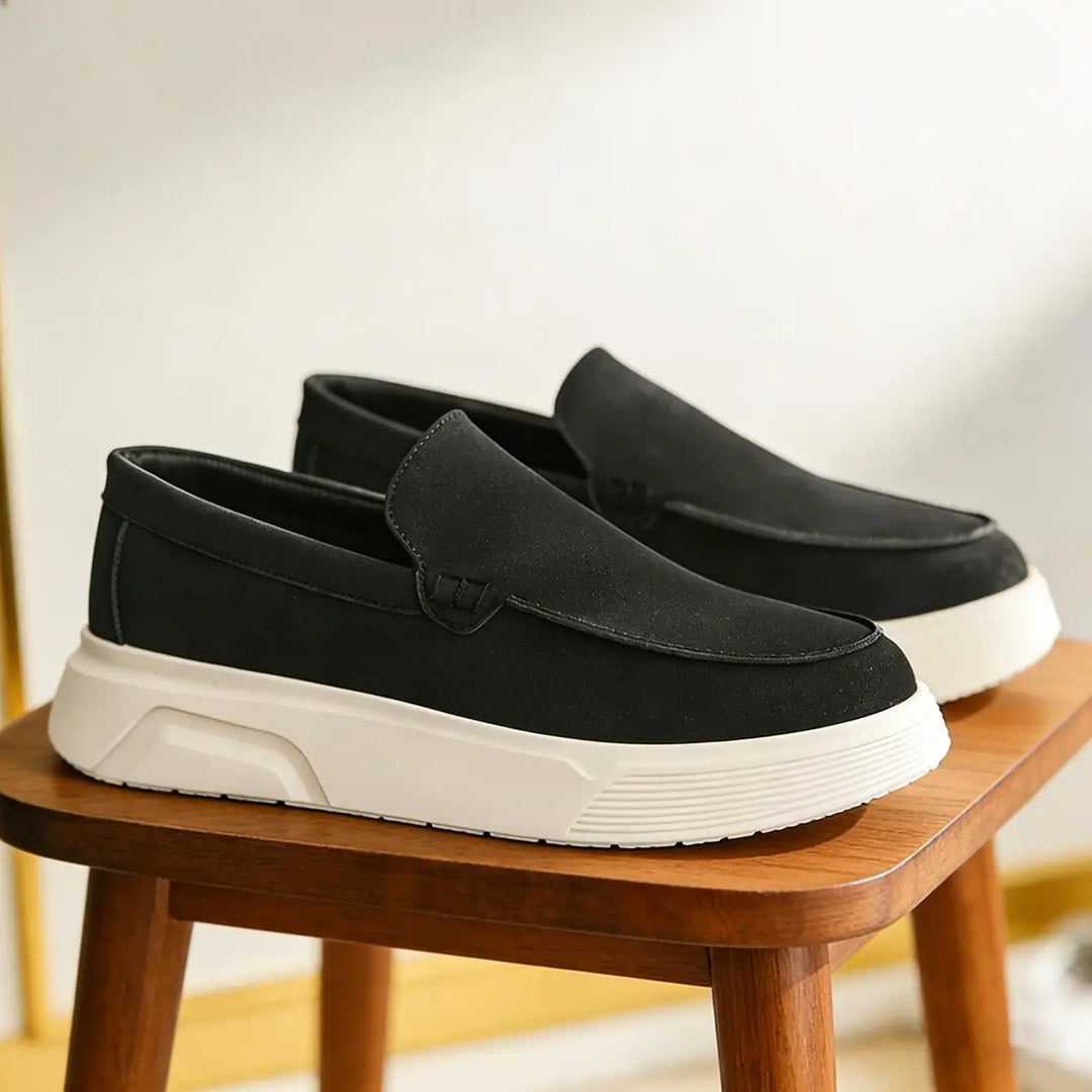 Komfortable Herren-Slipper mit orthopädischem Fußbett; leichte, stoßdämpfende Alltagsschuhe.