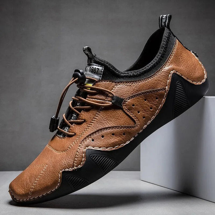 Detailansicht brauner orthopädischer Herren-Schnürschuhe. Perforiertes Obermaterial für Atmungsaktivität & Stil.