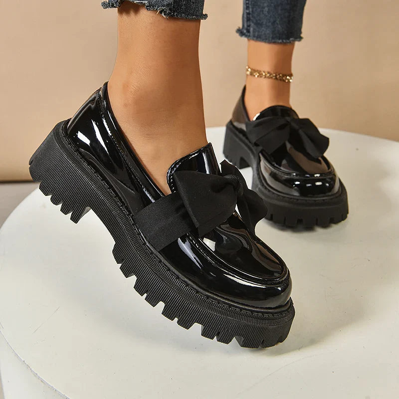 Trendige schwarze Damen Plateau Schuhe mit Schmetterlingsschleife, ein Muss für den Winter.