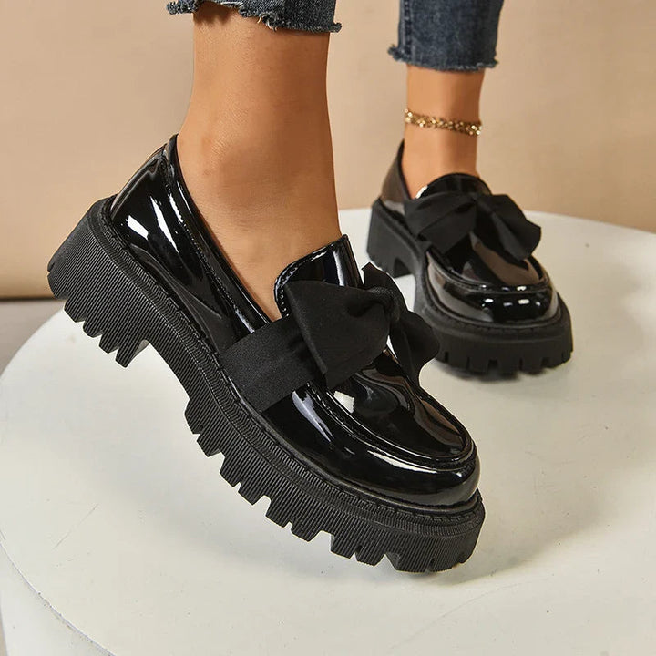 Trendige schwarze Damen Plateau Schuhe mit Schmetterlingsschleife, ein Muss für den Winter.