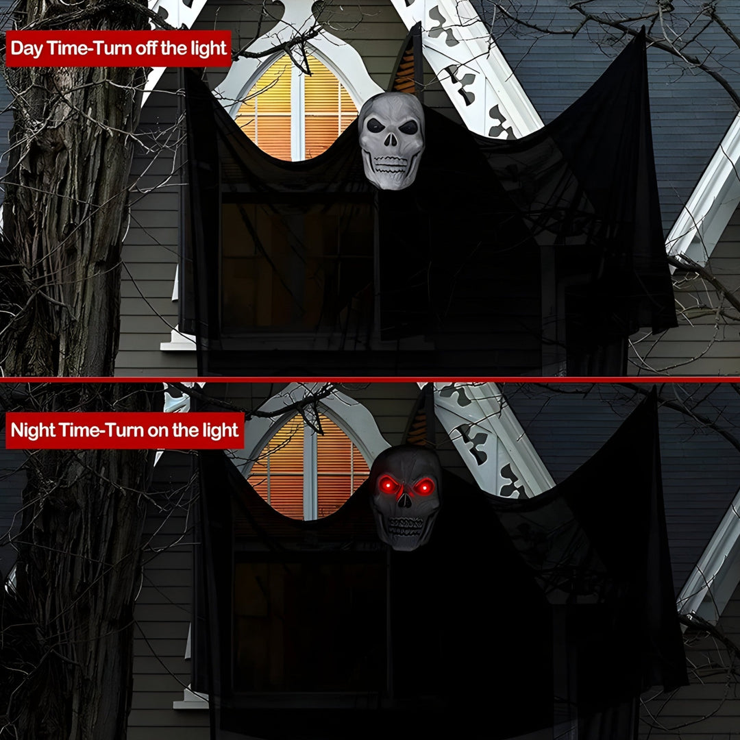 Hängendes Geisterhaus Skelett mit LED-Augen und gruseligen Soundeffekten. Ideale Halloween Dekoration für drinnen & draußen.