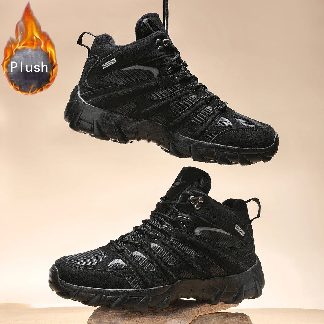 Ein Paar khaki-beige Herren Freizeitschuhe, vielseitig & bequem für Outdoor-Aktivitäten, Alltag & leichte Wanderungen.