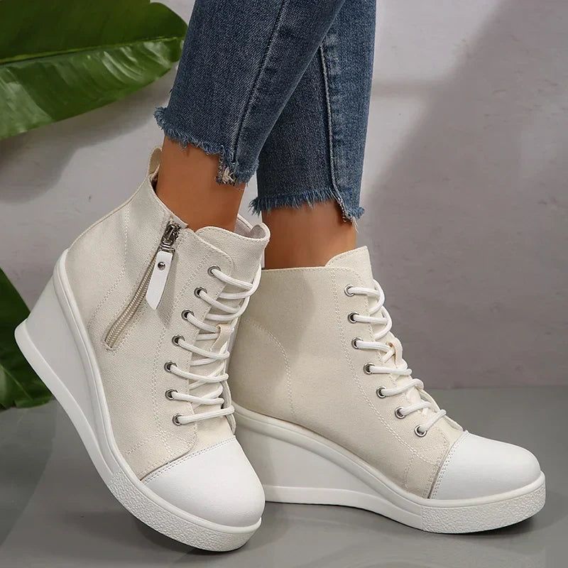 Seitenansicht der beigen Damen Keil-Sneaker, zeigt den praktischen Reißverschluss.