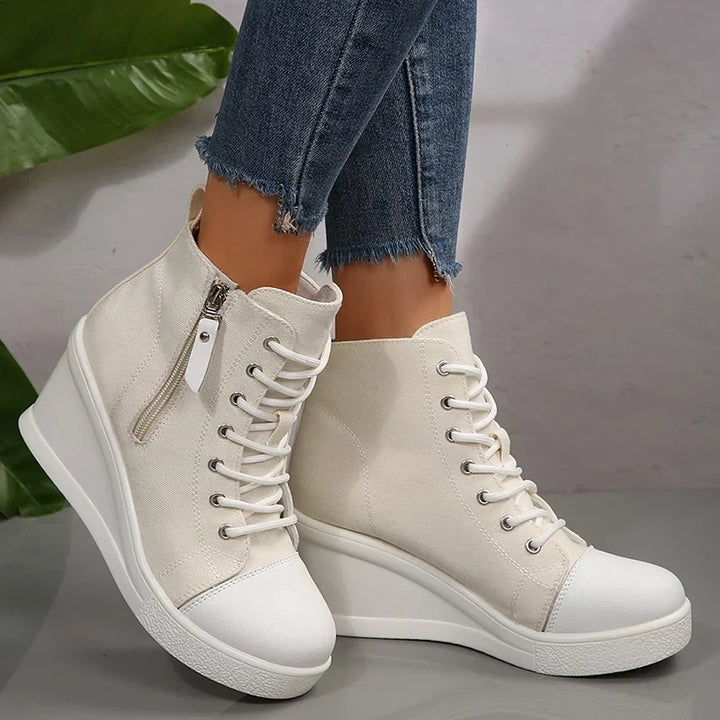 Seitenansicht der beigen Damen Keil-Sneaker, zeigt den praktischen Reißverschluss.