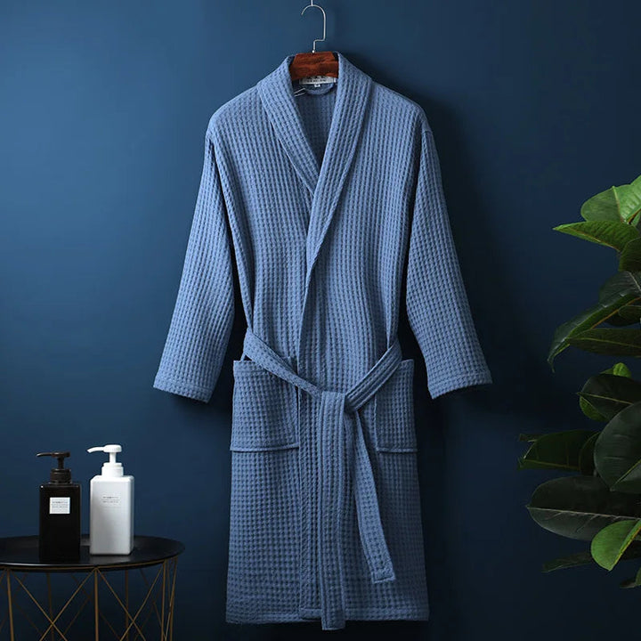 Vielseitiger Bademantel für Damen und Herren. Weiche Baumwolle, perfekt als Hausbekleidung oder Saunamantel.