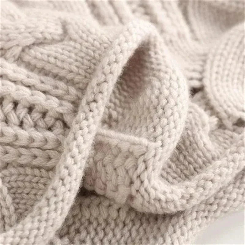 Moderner Damen Rollkragenpullover mit Zopfmuster. Kuscheliger, weicher Langarm-Pullover, perfekt für Büro & Herbstmode.