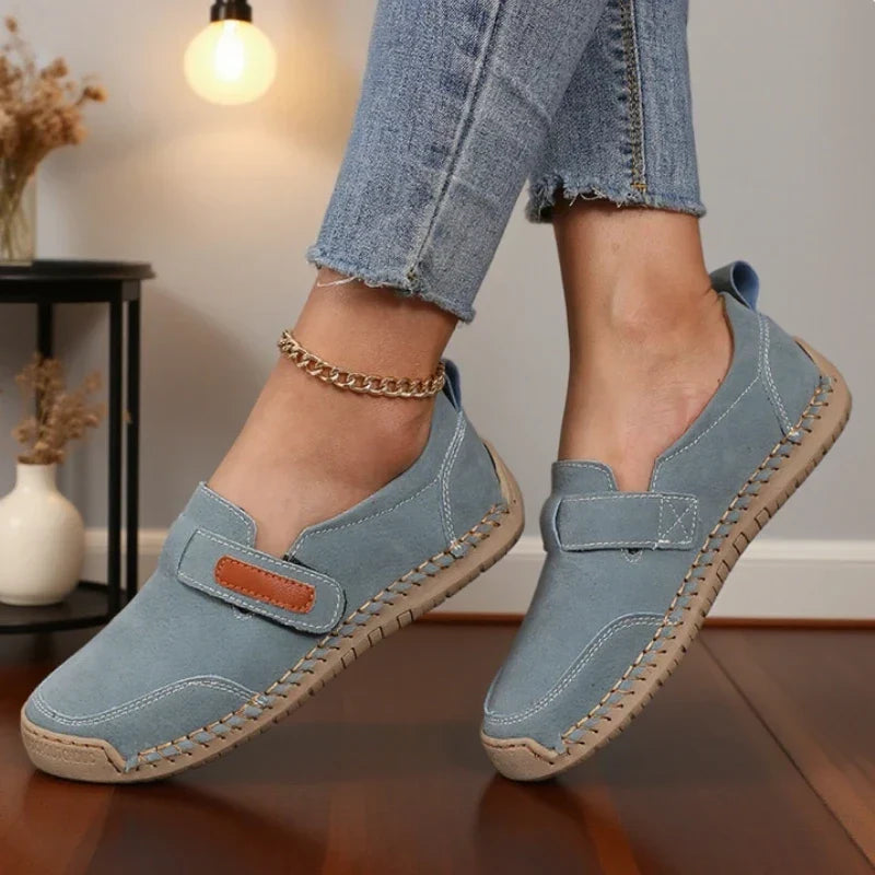 Flache Damen Slipper Mokassins mit praktischem Klettverschluss. Handgenähte Freizeitschuhe für Frauen.