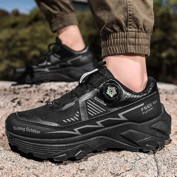 Rutschfeste Sohle der Herren Wanderschuhe mit robustem Profil für sicheren Halt auf jedem Terrain beim Bergsteigen.