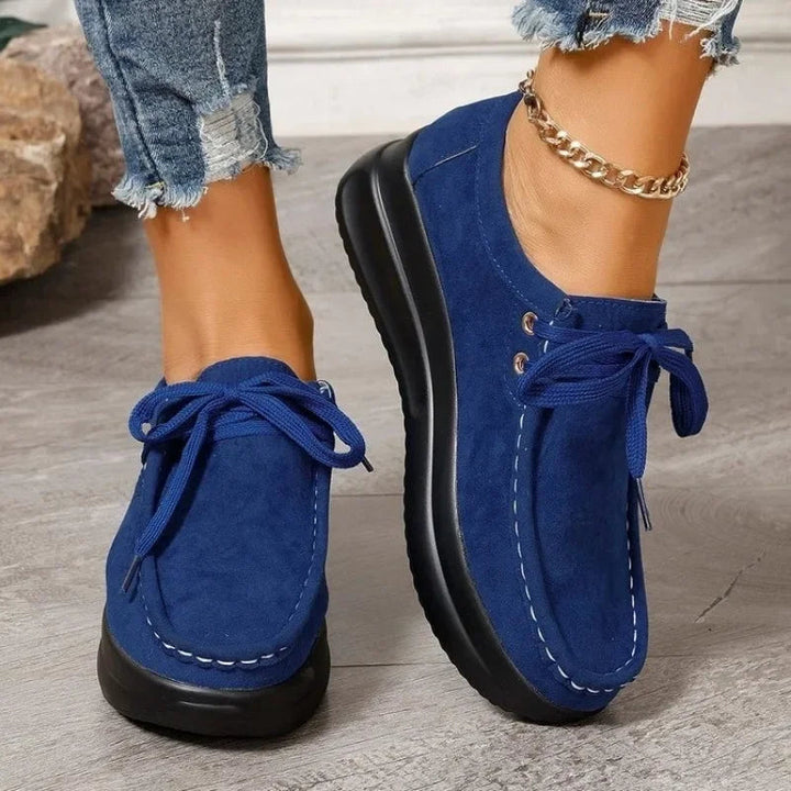 Seitliche Ansicht der Damen Sneakers mit atmungsaktivem Material & Schnürung. Sportliche Alltagsschuhe.