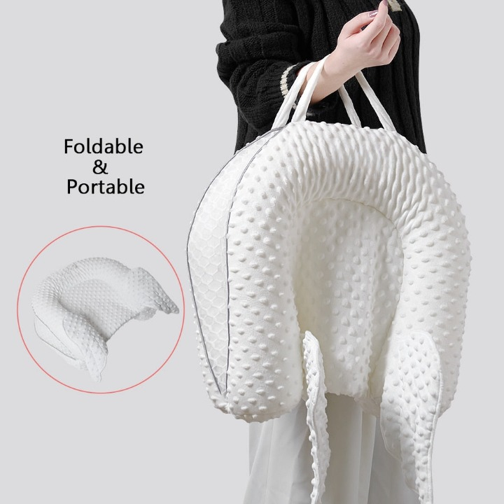 Das Babynest neben dem Elternbett, fördert Geborgenheit und sicheren Co-Sleeping-Komfort für das Neugeborene.