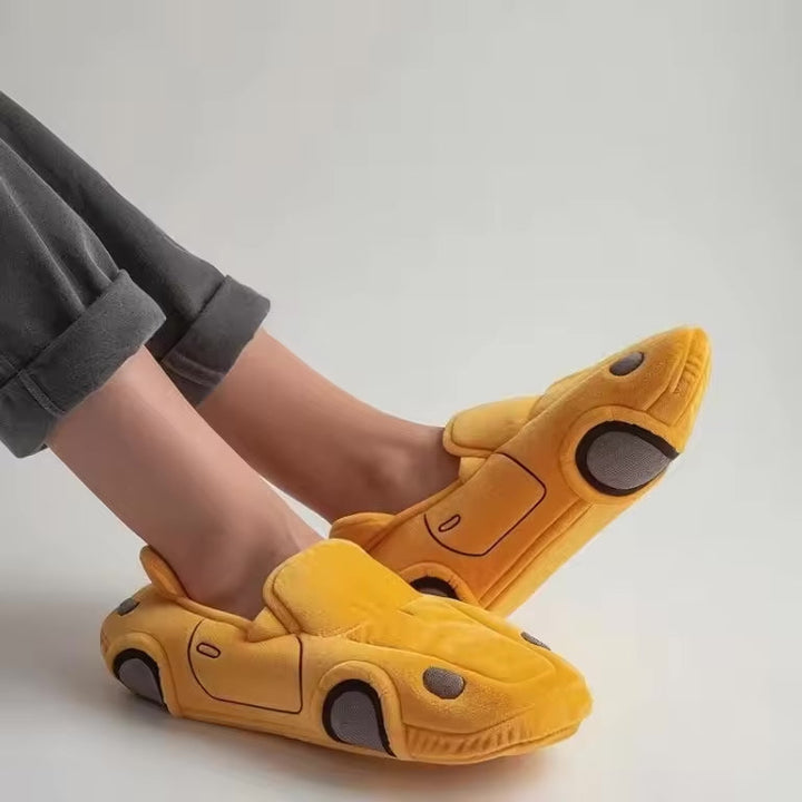 Autofan genießt warme Füße in bequemen Herren Auto-Design Winterpantoffeln zu Hause; rutschfeste Sohle.