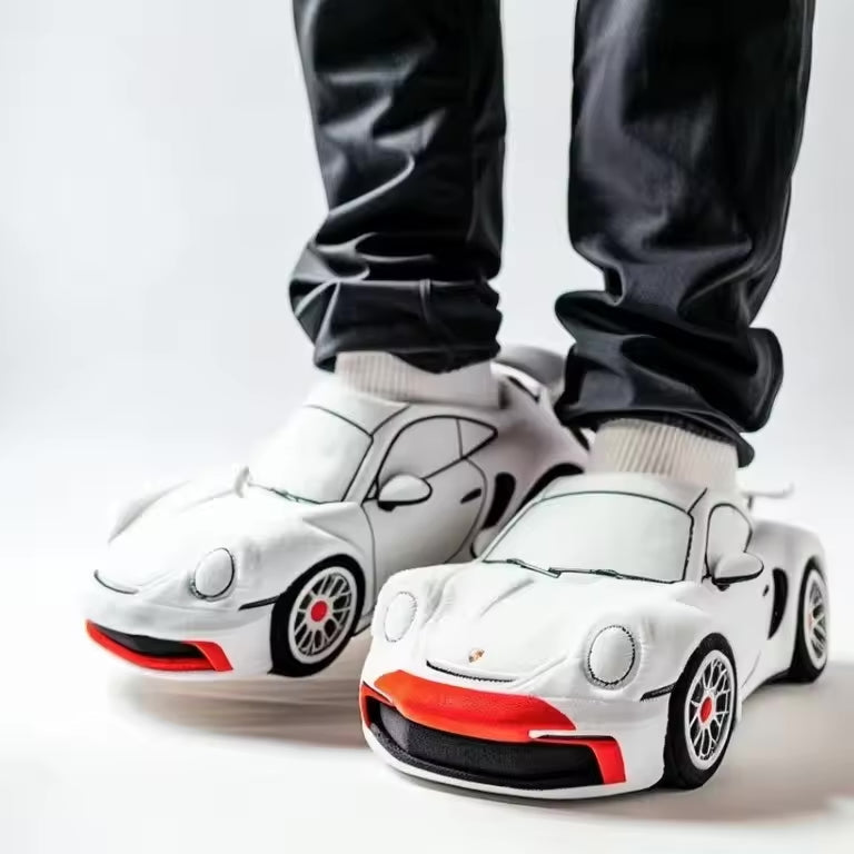 Detailansicht der rutschfesten Sohle der Herren Winterhausschuhe im Auto-Design für Sicherheit & Komfort.