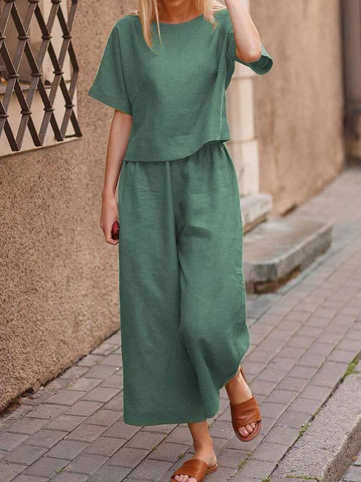 Vielseitiges Damen Zweiteiler Set: Trendiges Rundhals T-Shirt & elegante weite Hose. Ideal für Casual Mode im Sommer.