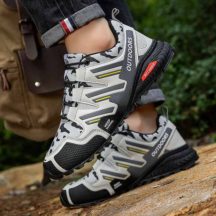 Moderne Herren-Wanderschuhe im Sneaker-Stil. Wasserdicht und rutschfest für alle Outdoor-Abenteuer.