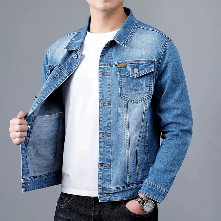 Bequeme Herren Jeansjacke mit klassischem Kragen, Langarm, für entspannten, modischen Stil.