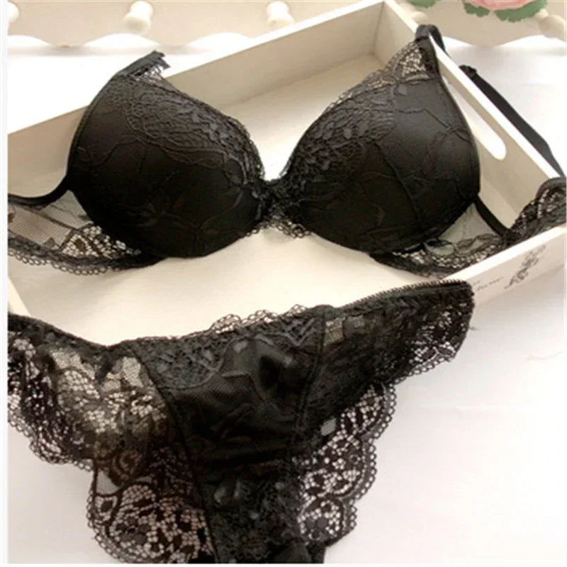 Floral besticktes Damen Push-up Lingerie Set aus Spitze für romantische Momente.