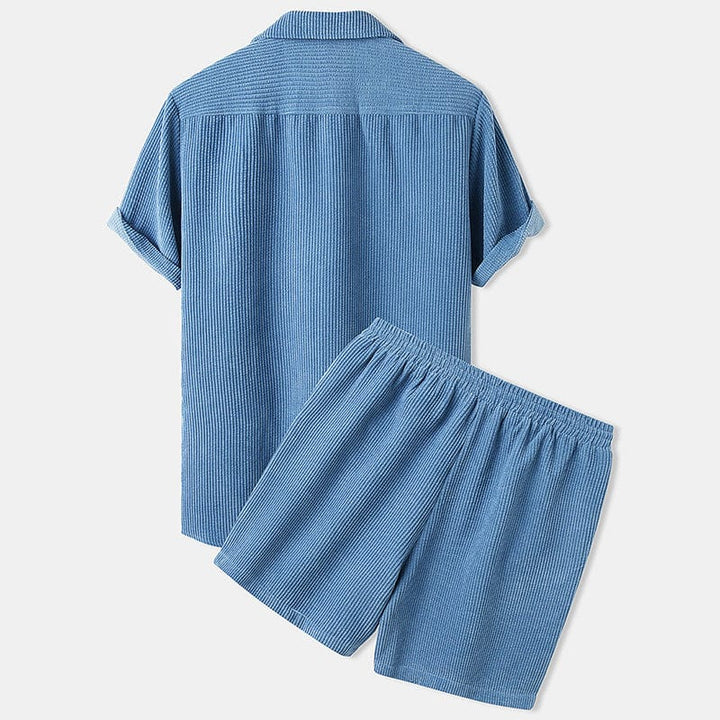 Herren Zweiteiler mit Kurzarmhemd & Shorts. Erhältlich in Grün, Khaki & Blau. Ideal für warme Tage.