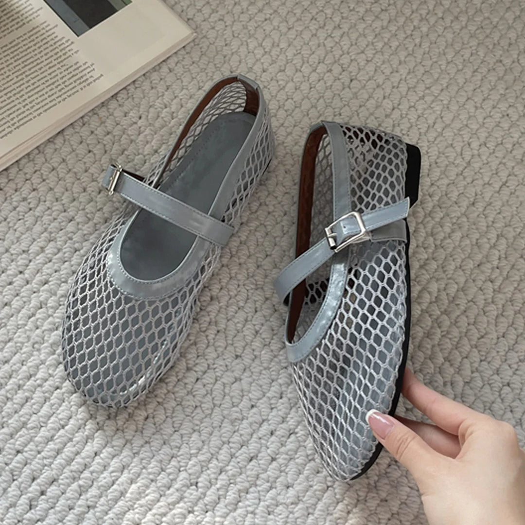 Moderne Damen Sommersandalen mit Mesh-Design, komfortablem Blockabsatz und praktischer Schnalle. Modisches Schuhwerk.