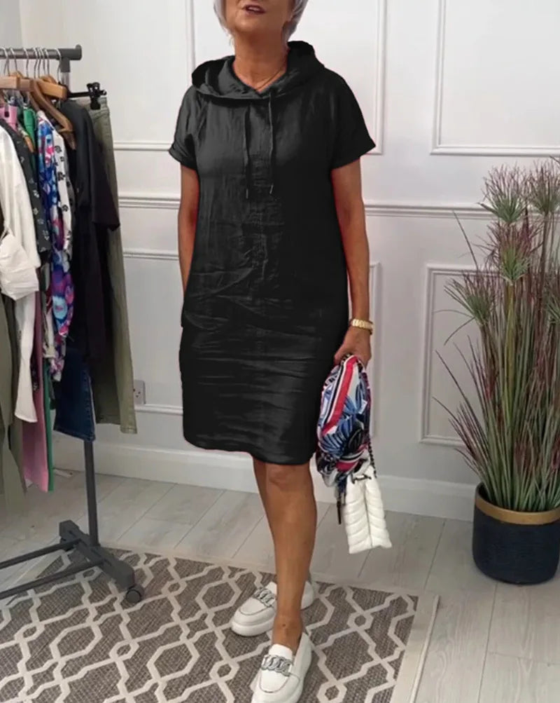 Schwarzes Damen Shirtkleid mit Kapuze, langer Oversize-Stil für maximalen Komfort und Casual Look.