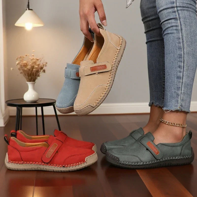 Weiche Damen Slipper Mokassins mit Klettverschluss. Handgenähte Damenschuhe mit flexibler Laufsohle.