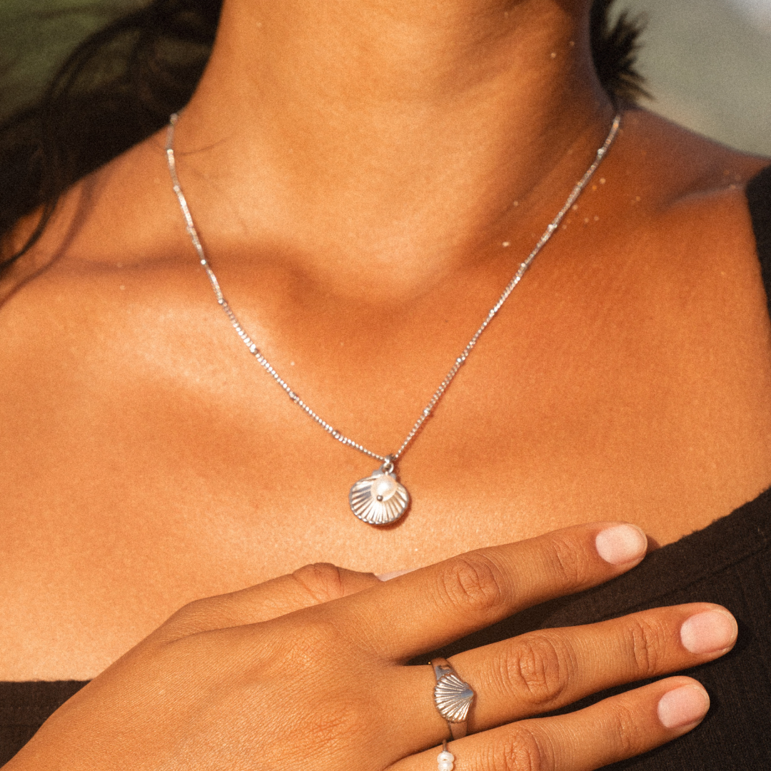 Zarte Goldkette für Damen mit natürlicher Süßwasserperle & Muschel. Hypoallergener Edelschmuck.