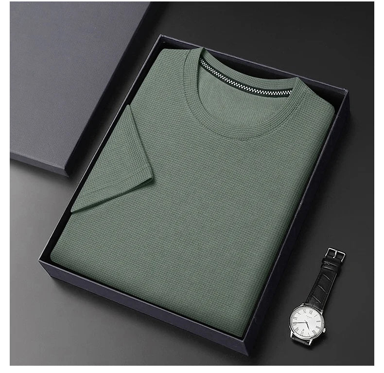 Modernes Herren T-Shirt mit Waffelstruktur im Relaxed Fit, ideal für Outdoor-Aktivitäten im Sommer.