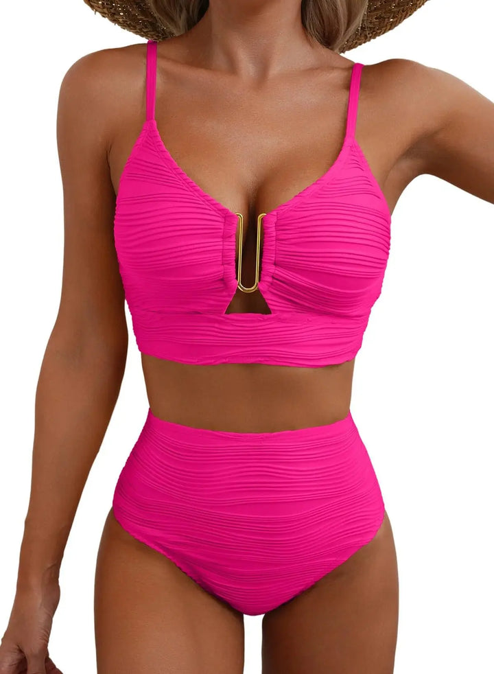Dame spaziert im strukturierten V-Ausschnitt Bikini mit Cut-Outs; elegante Strandmode.