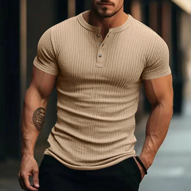 Vielseitiges Herren Kurzarm T-Shirt im Henley-Stil mit Strukturmuster. Perfekt für elegante Casual Looks.