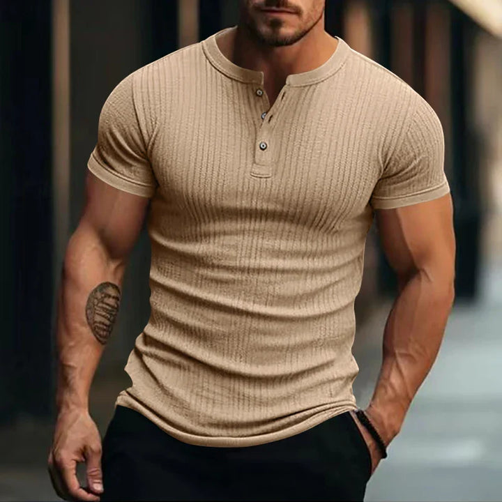 Vielseitiges Herren Kurzarm T-Shirt im Henley-Stil mit Strukturmuster. Perfekt für elegante Casual Looks.