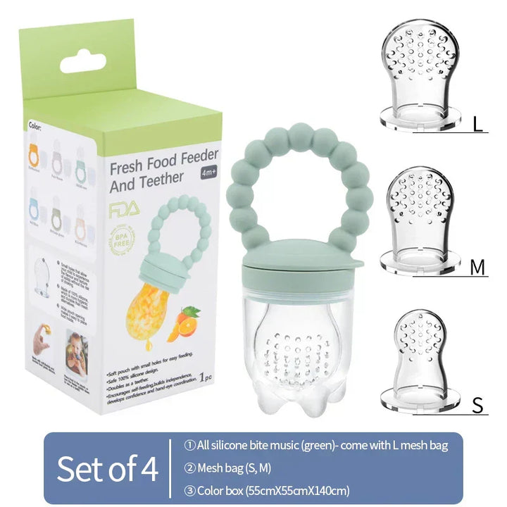 Baby lacht beim Kauen auf Fruchtschnuller, ideal für Beikost & Zahnhilfe zugleich.