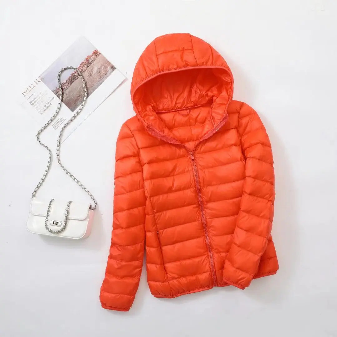 Übergangsjacke Damen, leicht, figurschmeichelnd, wendbar, mit praktischer Kapuze, Herbstoutfit.