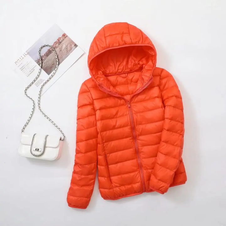 Übergangsjacke Damen, leicht, figurschmeichelnd, wendbar, mit praktischer Kapuze, Herbstoutfit.