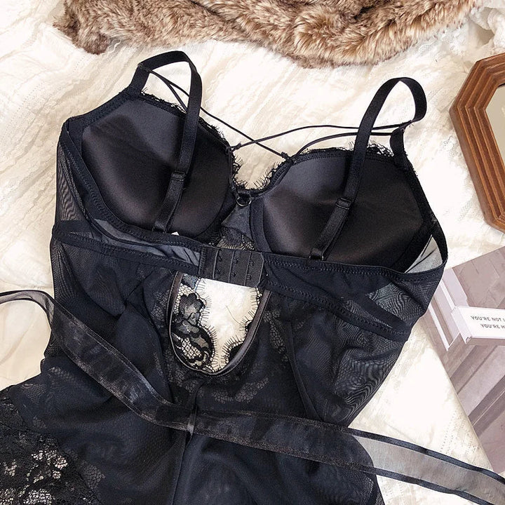 Schwarzer Damen Body mit filigraner Spitze, tiefem V-Ausschnitt & seitlichen Cut-Outs. Sexy Lingerie Dessous.