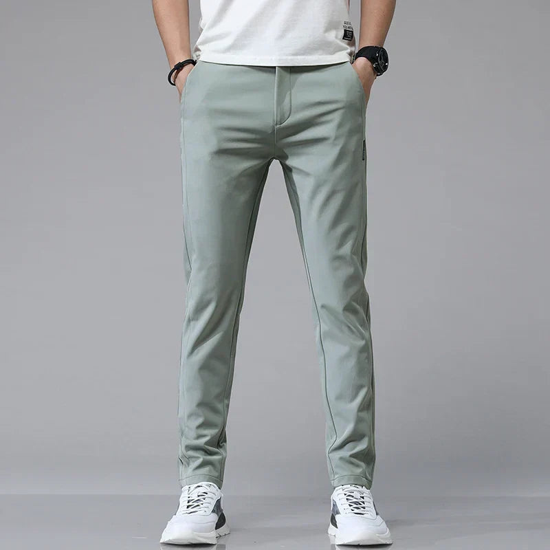 Herren Slim Fit Stretchhose, atmungsaktiv und bequem. Ideal für Freizeit und Business Casual Outfits.
