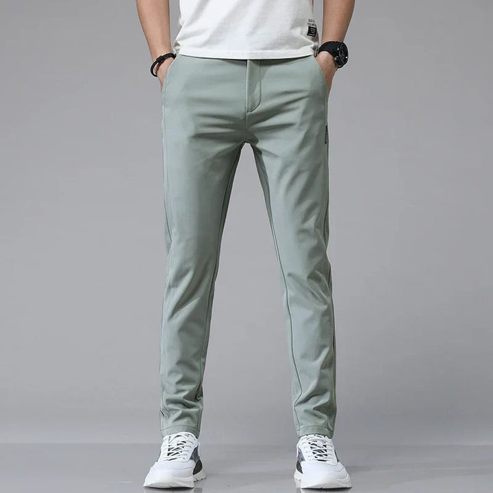 Herren Slim Fit Stretchhose, atmungsaktiv und bequem. Ideal für Freizeit und Business Casual Outfits.