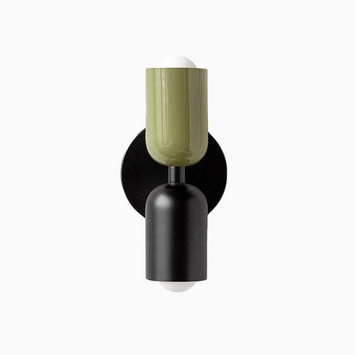 Wandlampe mit Charakter: Modern, farbiges Glas, robustes Metall, für individuelle Lichtakzente.