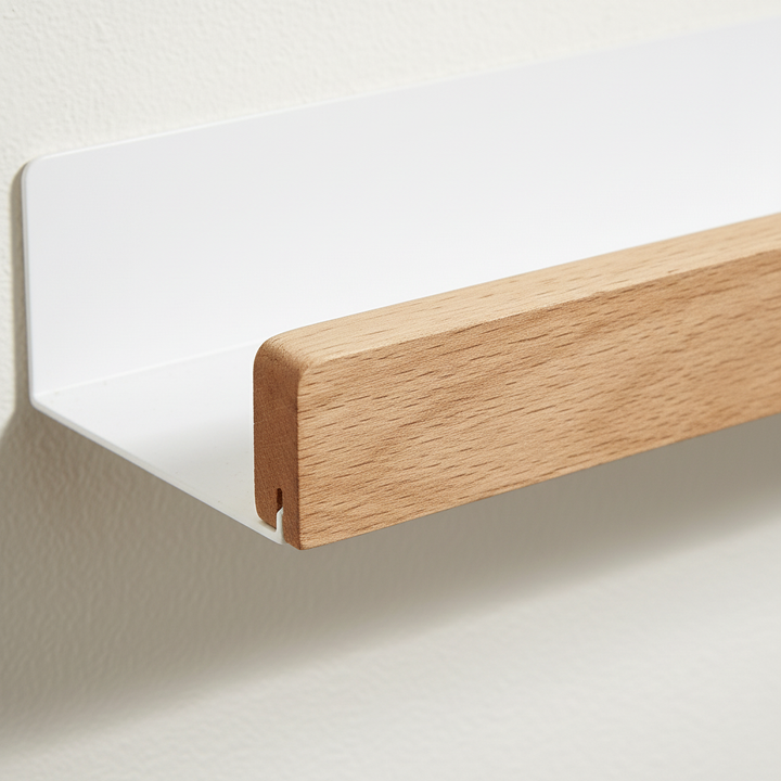 AquaWood Wandregal aus Naturholz, selbstklebend und bohrfrei, ideal für stilvolle Bad-Ordnung.