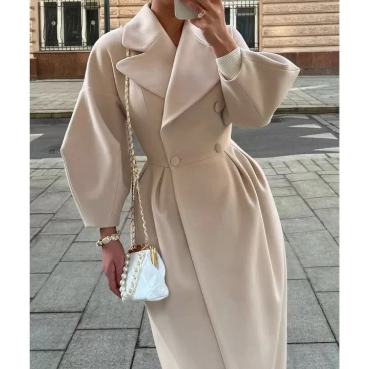 Langer Damen Mantel in tailliertem Schnitt, perfekt für Übergang und Freizeitmode.
